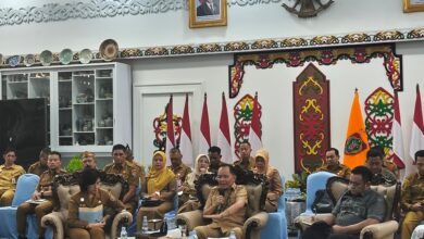 Gubernur Kalteng, H. Agustiar Sabran saat berdialog dengan awak media