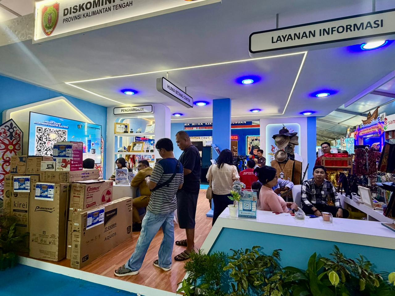 Antusias pengunjung di Stand Diskominfosantik Kalteng