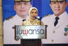 Asisten Administrasi Umum Sekretariat Daerah Provinsi Kalimantan Tengah, Sunarti, membacakan sambutan.