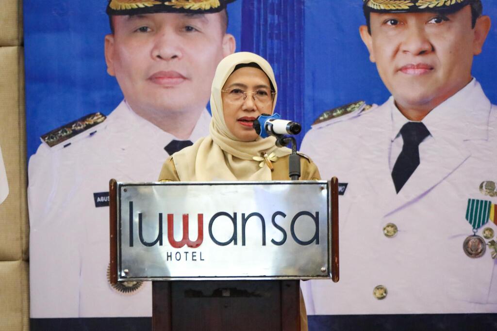 Asisten Administrasi Umum Sekretariat Daerah Provinsi Kalimantan Tengah, Sunarti, membacakan sambutan.