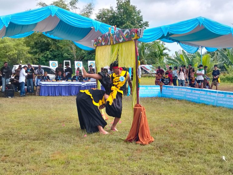Lomba olahraga tradisional Lawang Sakepeng menjadi daya tarik masyarakat di FBIM 2026.