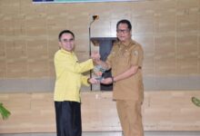 DPP Nata Buana Lestari menyerahkan cenderamata kepada Pemerintah Provinsi Kalimantan Tengah yang diterima langsung oleh Darliansjah.