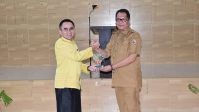 DPP Nata Buana Lestari menyerahkan cenderamata kepada Pemerintah Provinsi Kalimantan Tengah yang diterima langsung oleh Darliansjah.