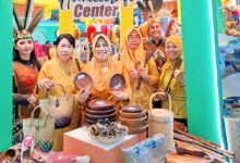Stan Kotawaringin Barat saat menunjukan beberapa kerajinan lokalnya.