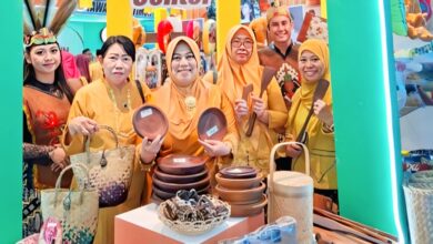 Stan Kotawaringin Barat saat menunjukan beberapa kerajinan lokalnya.