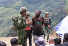 Satgas Pamtas RI-PNG Mobile Yonif 621/Manuntung (Mtg) melaksanakan aksi sosial dengan warga Distrik Sinak
