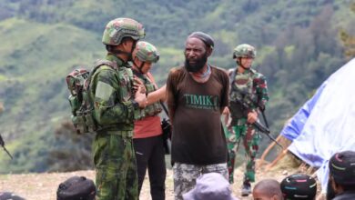 Satgas Pamtas RI-PNG Mobile Yonif 621/Manuntung (Mtg) melaksanakan aksi sosial dengan warga Distrik Sinak