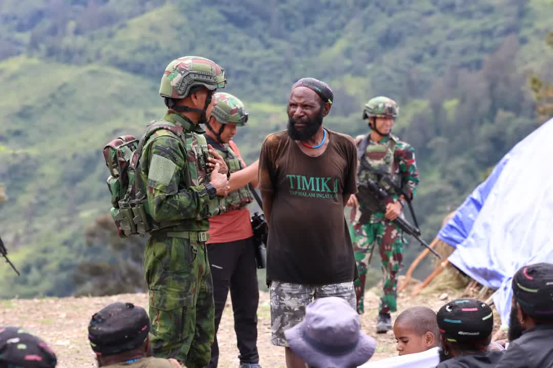 Satgas Pamtas RI-PNG Mobile Yonif 621/Manuntung (Mtg) melaksanakan aksi sosial dengan warga Distrik Sinak