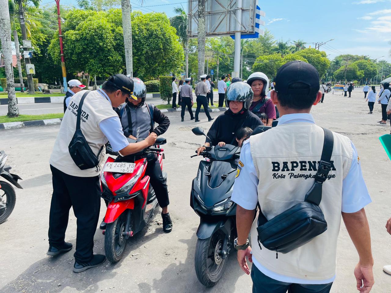 Kegiatan razia pajak yang berlangsung di Jalan Yos Sudarso