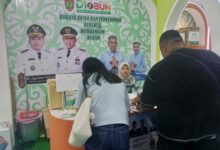 ‎Petugas stand Dinas Perkebunan Provinsi Kalimantan Tengah saat memberikan edukasi kepada pengunjung.