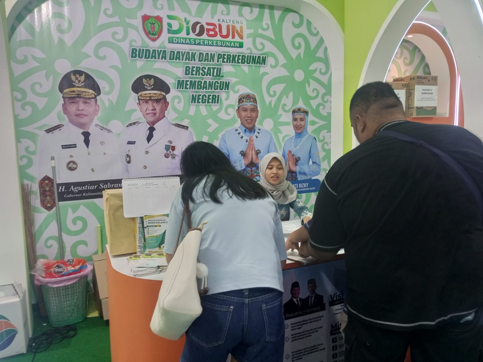 ‎Petugas stand Dinas Perkebunan Provinsi Kalimantan Tengah saat memberikan edukasi kepada pengunjung.