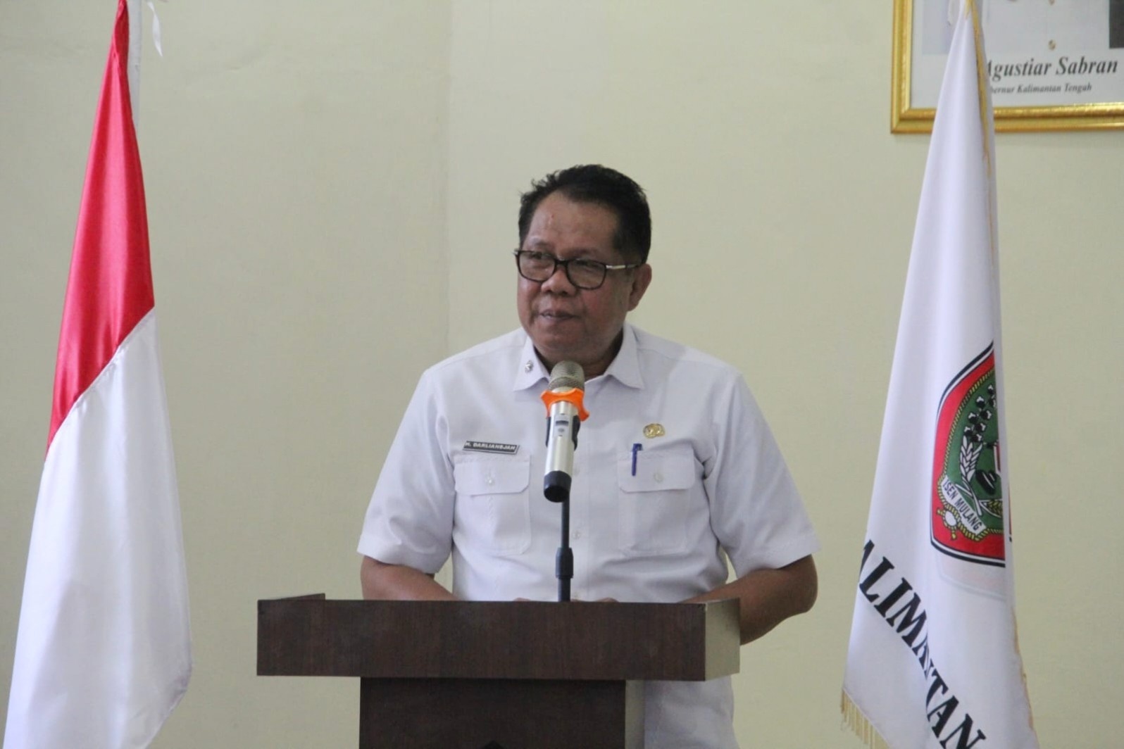 Staf Ahli Gubernur Bidang Pemerintahan, Hukum, dan Politik Darliansjah saat memberikan sambutan.