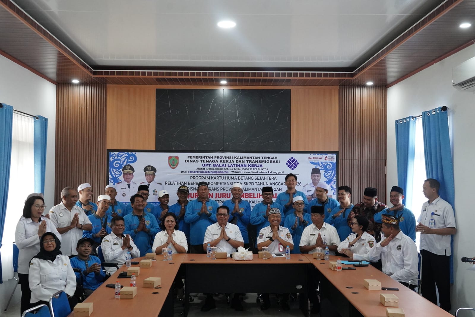 Foto bersama para peserta juru sembelih halal, di Kantor Disnakertrans Kalteng