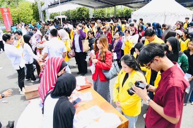 Antusias mahasiswa saat menghadiri Pasar Murah yang digelar Pemprov Kalteng