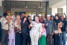 FOTO BERSAMA: Anggota DPD RI Dapil Kalteng, H. Siti Aseanti foto bersama warga lamongan