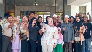FOTO BERSAMA: Anggota DPD RI Dapil Kalteng, H. Siti Aseanti foto bersama warga lamongan