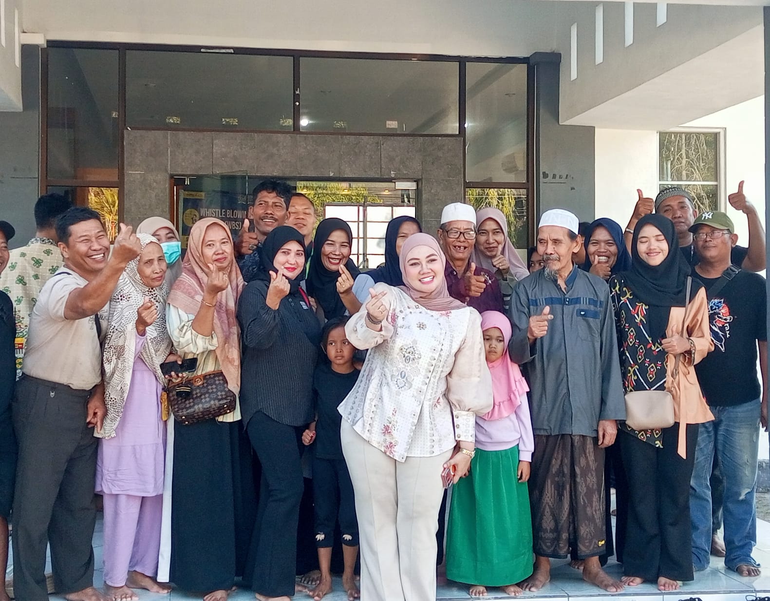 FOTO BERSAMA: Anggota DPD RI Dapil Kalteng, H. Siti Aseanti foto bersama warga lamongan