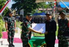 Pangdam XXII/Tambun Bungai (TB) Mayjen TNI Zainul Arifin saat menyerahkan dokumen diselesaikannya TMMD Ke-128 Tahun Anggaran 2026 wilayah Kodim 1003/Hulu Sungai Selatan (HSS).