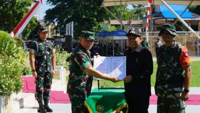 Pangdam XXII/Tambun Bungai (TB) Mayjen TNI Zainul Arifin saat menyerahkan dokumen diselesaikannya TMMD Ke-128 Tahun Anggaran 2026 wilayah Kodim 1003/Hulu Sungai Selatan (HSS).
