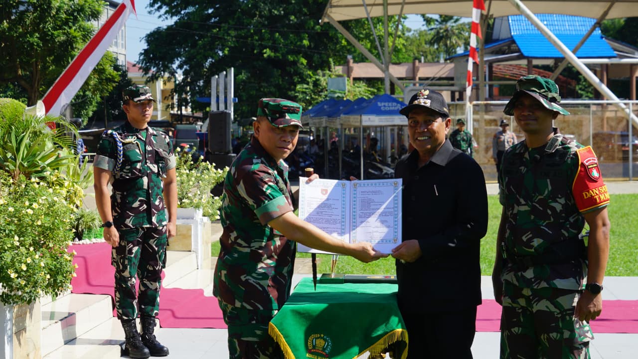 Pangdam XXII/Tambun Bungai (TB) Mayjen TNI Zainul Arifin saat menyerahkan dokumen diselesaikannya TMMD Ke-128 Tahun Anggaran 2026 wilayah Kodim 1003/Hulu Sungai Selatan (HSS).