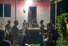 Petugas kepolisian berada di lokasi diduga terjadinya perselisihan rumah tangga