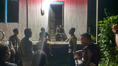 Petugas kepolisian berada di lokasi diduga terjadinya perselisihan rumah tangga