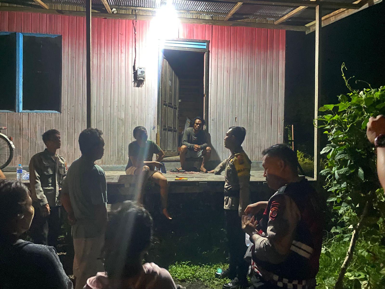 Petugas kepolisian berada di lokasi diduga terjadinya perselisihan rumah tangga