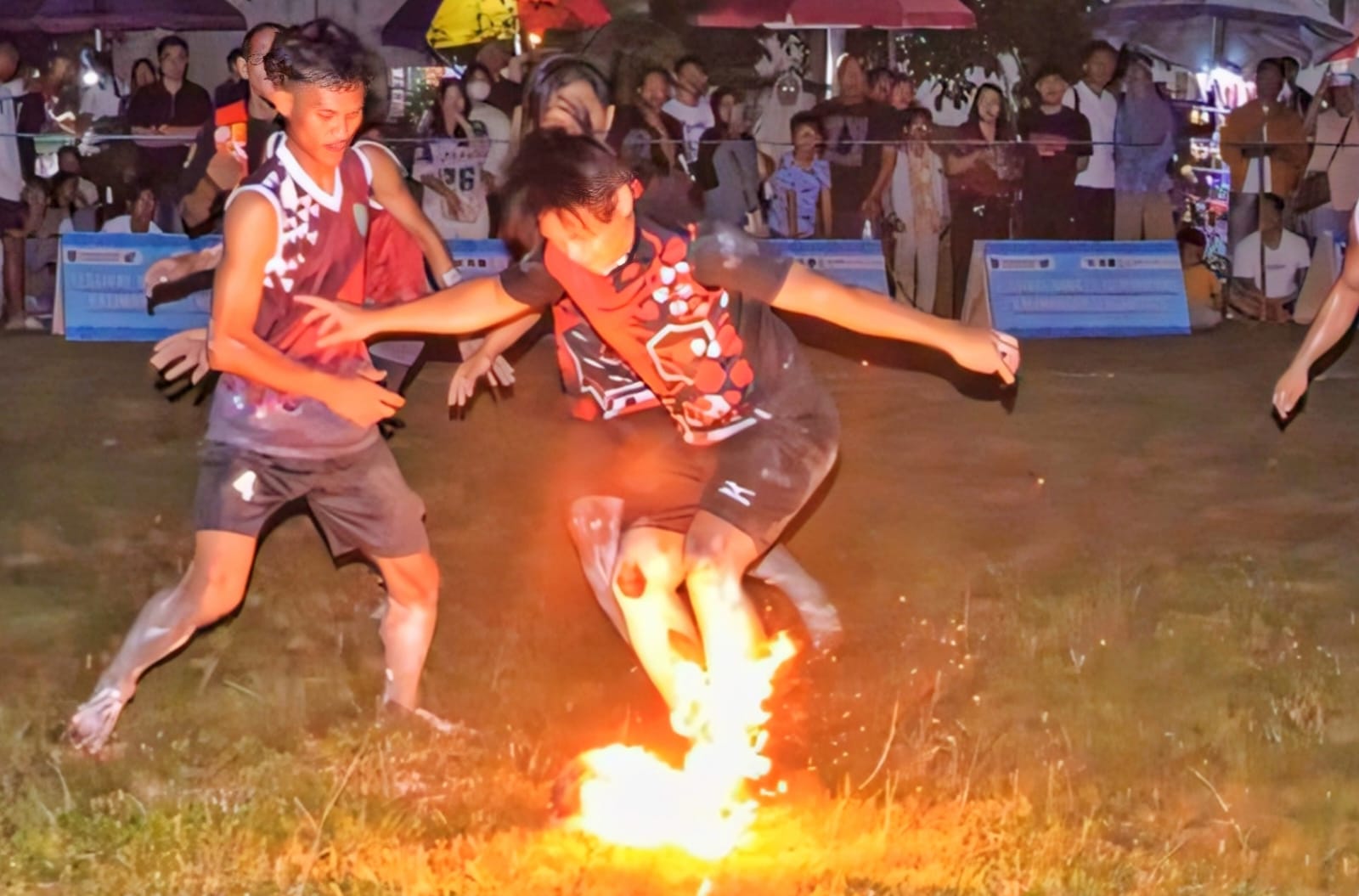 Tradisi Bola Api Dayak, Sepak Sawut Jadi Magnet Pengunjung FBIM 2026