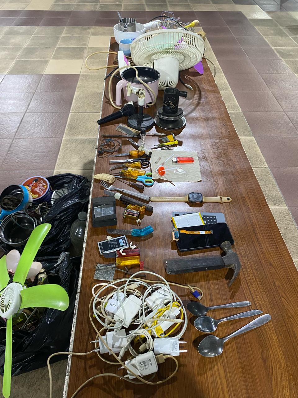 Barang bukti yang ditemukan dari razia kamar hunian Rutan Palangka Raya