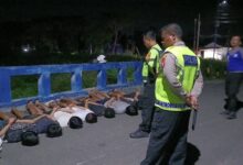 Penindakan terhadap sekelompok remaja yang tertangkap basah melakukan aksi balap liar,