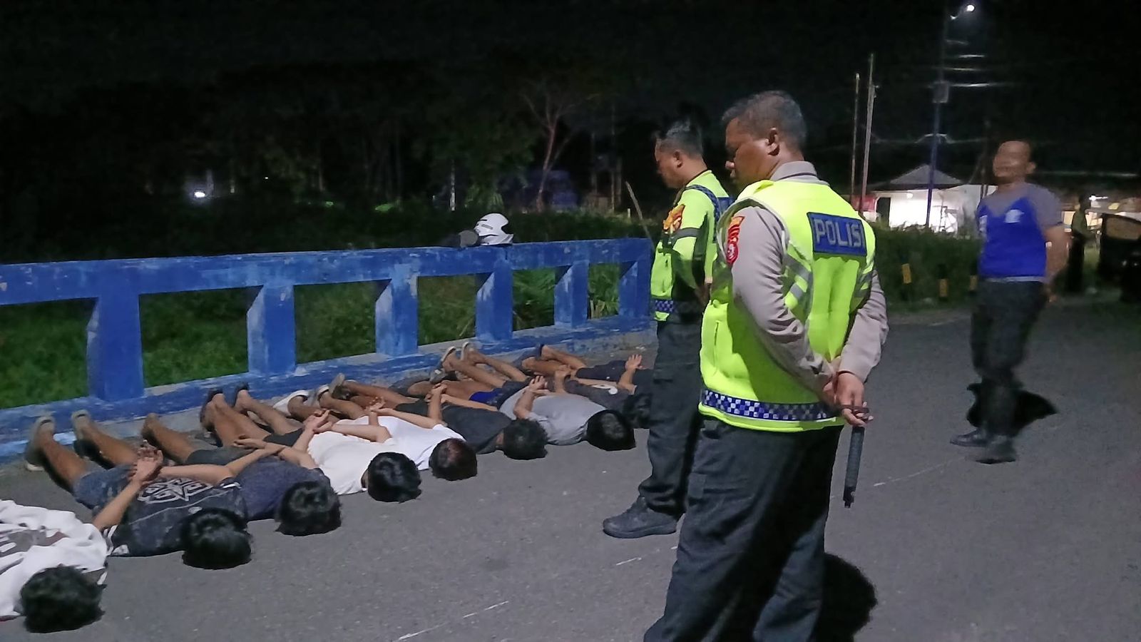 Penindakan terhadap sekelompok remaja yang tertangkap basah melakukan aksi balap liar,