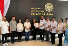 Dr Thea Farina saat menyerahkan berkas pendaftaran calon rektor UPR