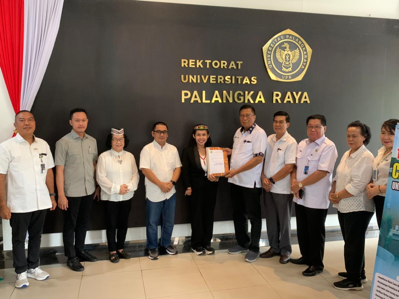 Dr Thea Farina saat menyerahkan berkas pendaftaran calon rektor UPR