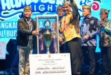 ‎JUARA UMUM: Bupati Barito Utara, H. Shalahuddin saat menerima piala penghargaan Juara Umum Festival Isen Mulang 2026 dari Gubernur Kalteng H. Agustiar Sabran