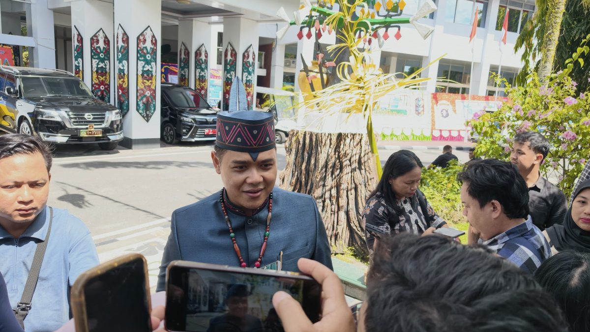 Plt. Kadisdik Kalteng, M. Reza Prabowo saat di wawancara awak media.