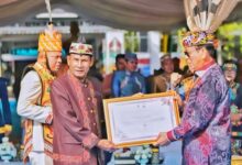 DPRD Kalimantan Tengah, Arton S. Dohong saat menerima penganugerahan gelar adat Dayak tertinggi dari Kerapatan DAD Kalteng