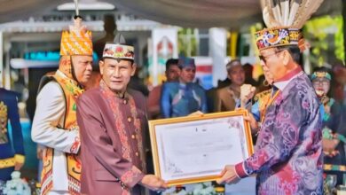 DPRD Kalimantan Tengah, Arton S. Dohong saat menerima penganugerahan gelar adat Dayak tertinggi dari Kerapatan DAD Kalteng