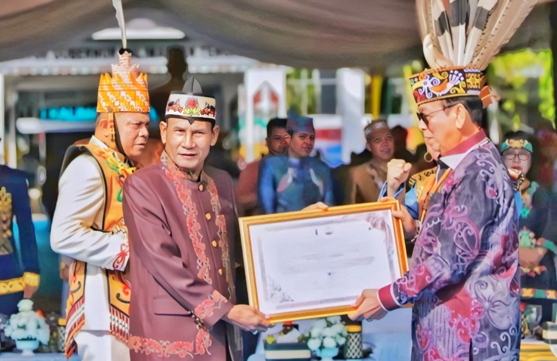 DPRD Kalimantan Tengah, Arton S. Dohong saat menerima penganugerahan gelar adat Dayak tertinggi dari Kerapatan DAD Kalteng