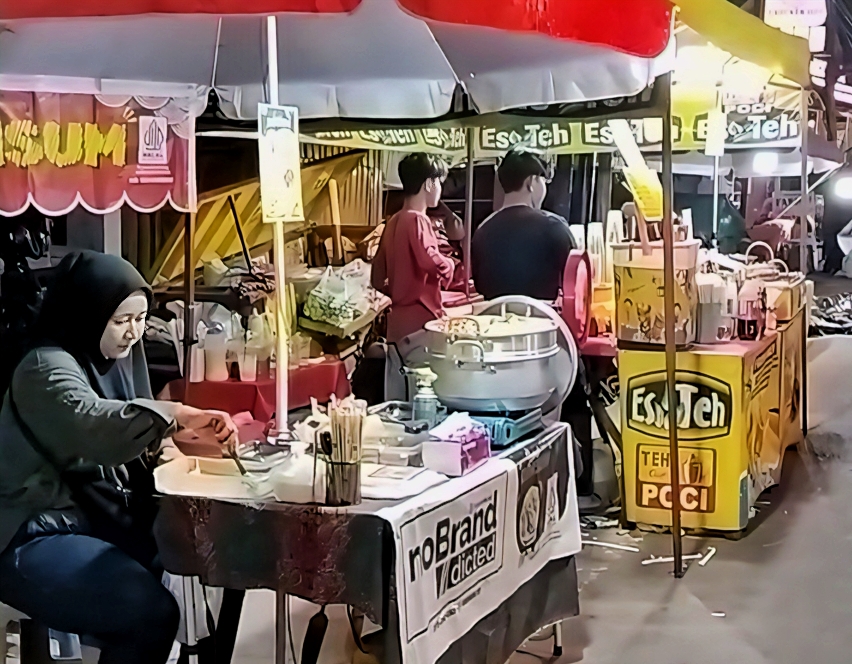 Para pelaku UMKM di salah satu pasar malam yang ada di Palangka