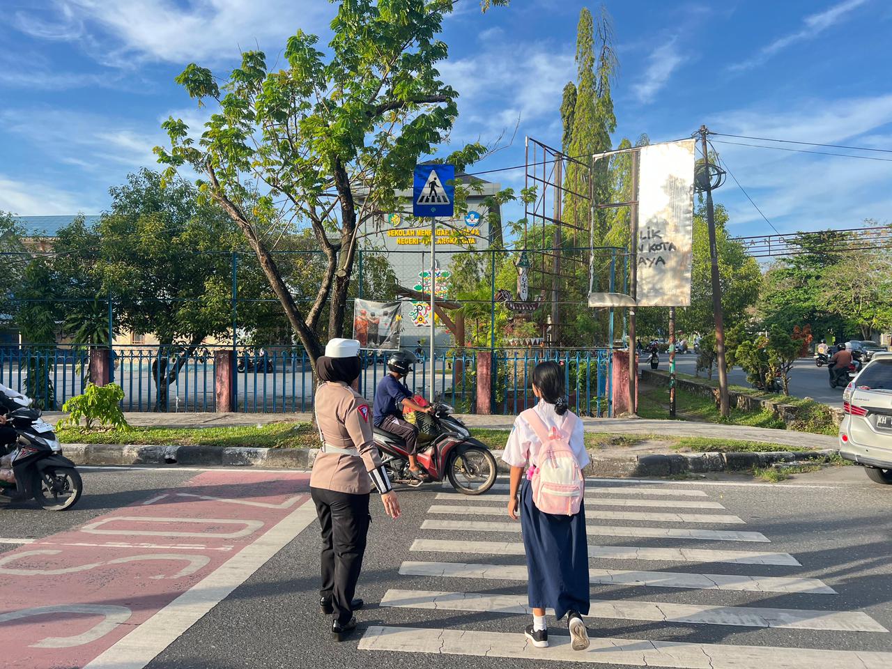 Personel Satlantas Polresta Palangka Raya mengatur arus lalu lintas di kawasan zona sekolah