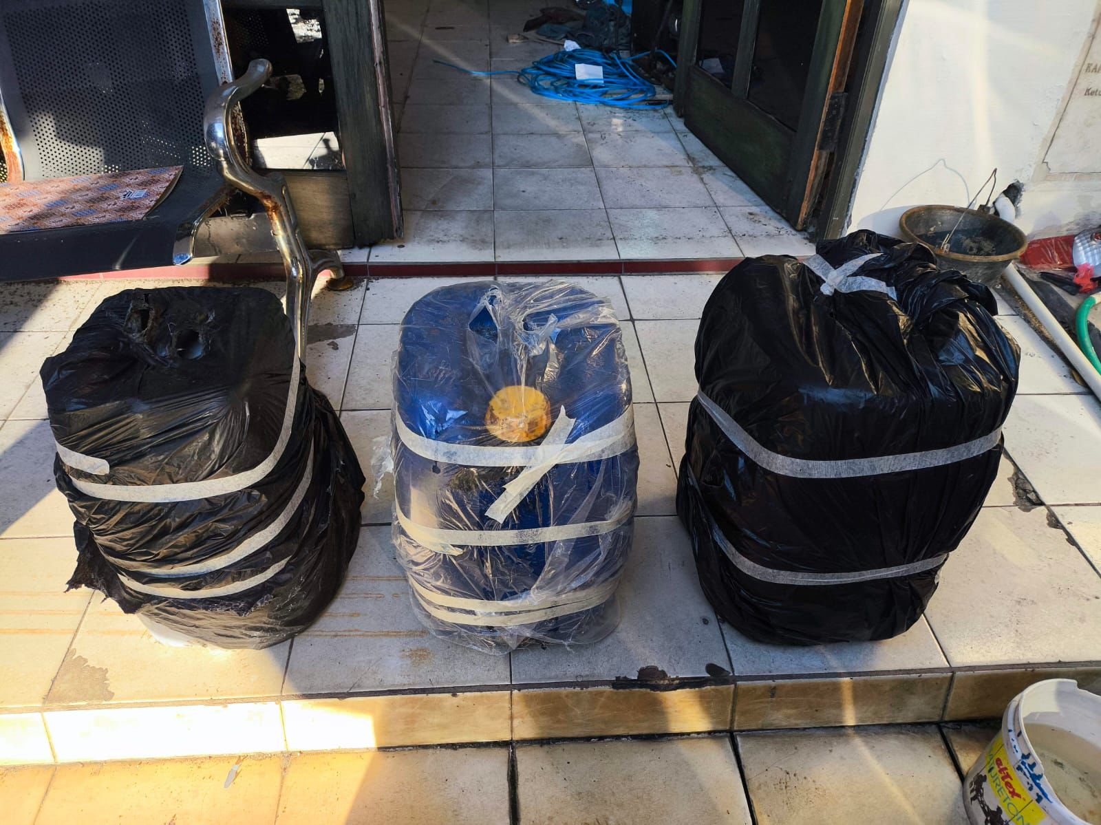 Tiga jeriken resin lem yang berhasil diamankan petugas kepolisian, belum lama ini.