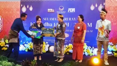 Ketua DPW Partai NasDem Kalteng, Faridawaty Darland Atjeh saat menyalurkan bantuan berupa dua unit laptop untuk IAKN Palangkaraya dan mahasiswa, pada perayaan Hari Raya Idul Adha 1447 H di Rumah Restorasi,