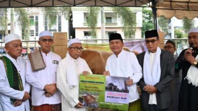 Gubernur Kalteng, H. Agustiar Sabran saat menyerahkan 11 Sapi kurban untuk Masjid Nurul Islam, Kota Palangka Raya, Rabu (27/5/2026).