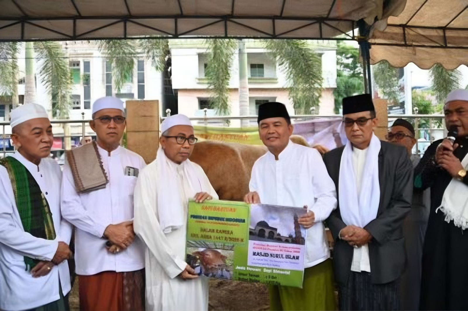 Gubernur Kalteng, H. Agustiar Sabran saat menyerahkan 11 Sapi kurban untuk Masjid Nurul Islam, Kota Palangka Raya, Rabu (27/5/2026).