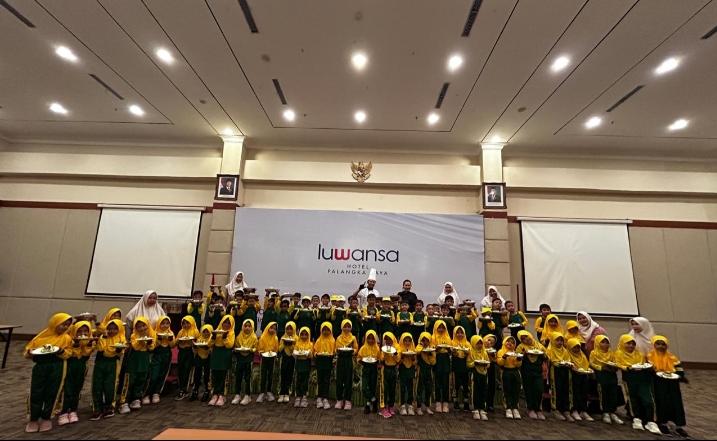 Para siswa TKIT Alsayedah Maryam Palangka Raya foto bersama.