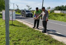 Petugas kepolisian ketika mendatangi lokasi tempat pertama kali korban ditemukan tergeletak