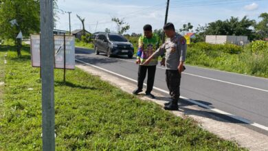 Petugas kepolisian ketika mendatangi lokasi tempat pertama kali korban ditemukan tergeletak