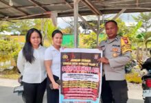 ‎Bhabinkamtibmas Polsek Pahandut saat mensosialisasikan Layanan Polri 110 dan Pencegahan Karhutla kepada Warga Panarung
