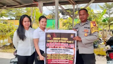 Bhabinkamtibmas Polsek Pahandut saat mensosialisasikan Layanan Polri 110 dan Pencegahan Karhutla kepada Warga Panarung