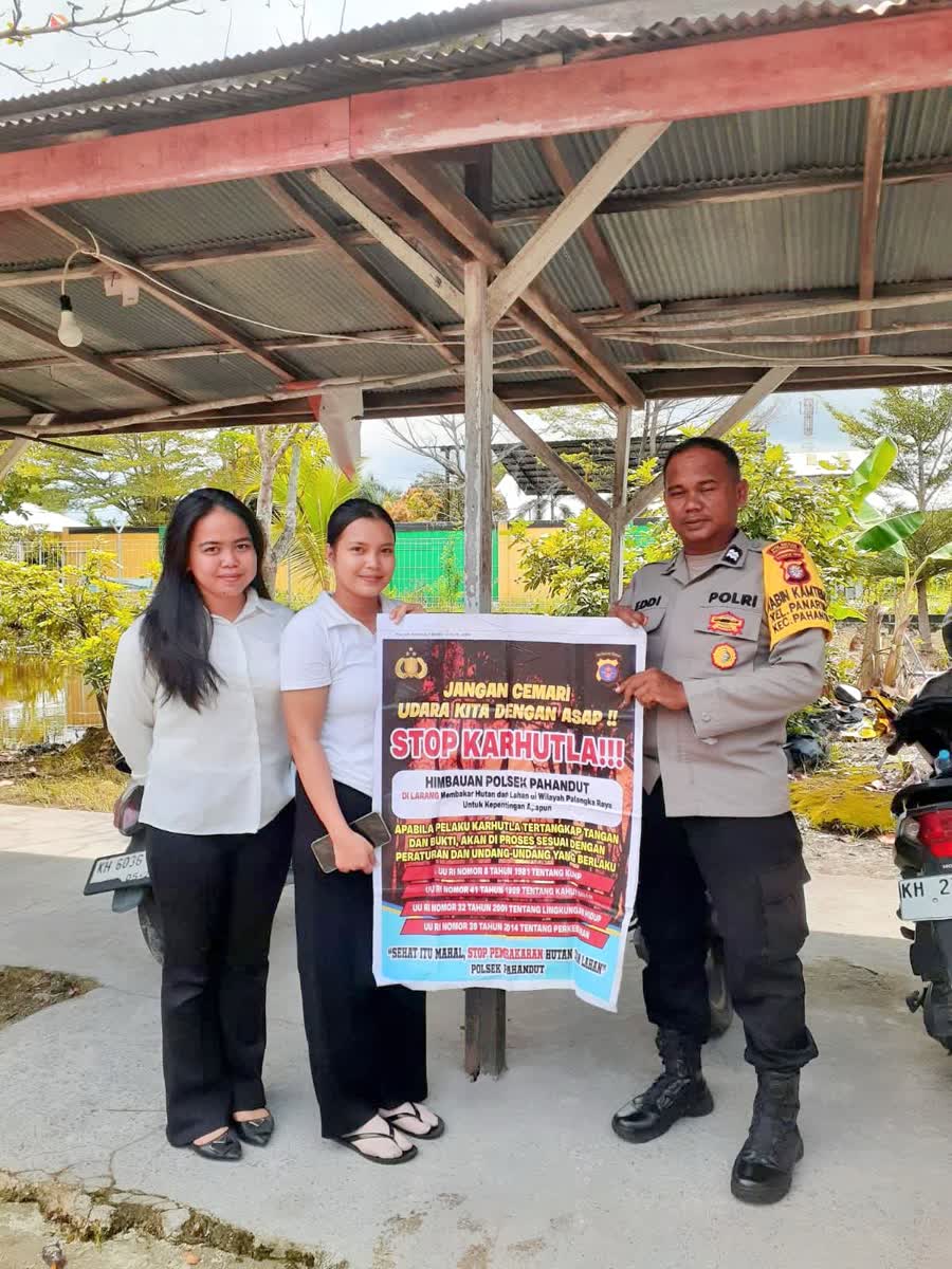 ‎Bhabinkamtibmas Polsek Pahandut saat mensosialisasikan Layanan Polri 110 dan Pencegahan Karhutla kepada Warga Panarung